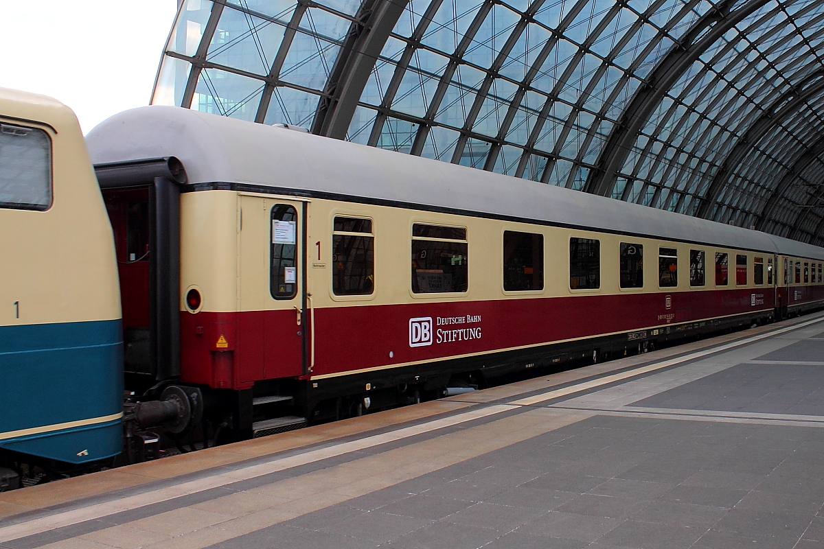 Der Avmz 111 (D-DB 61 80 19-95 021-0) eingereiht als Wagen 1 in den TEE Rheingold „Berliner Land“ am 18.04.2015 in Berlin Hauptbahnhof.
Der Wagen wurde am 14.05.1971 bei Wegmann übergeben.
