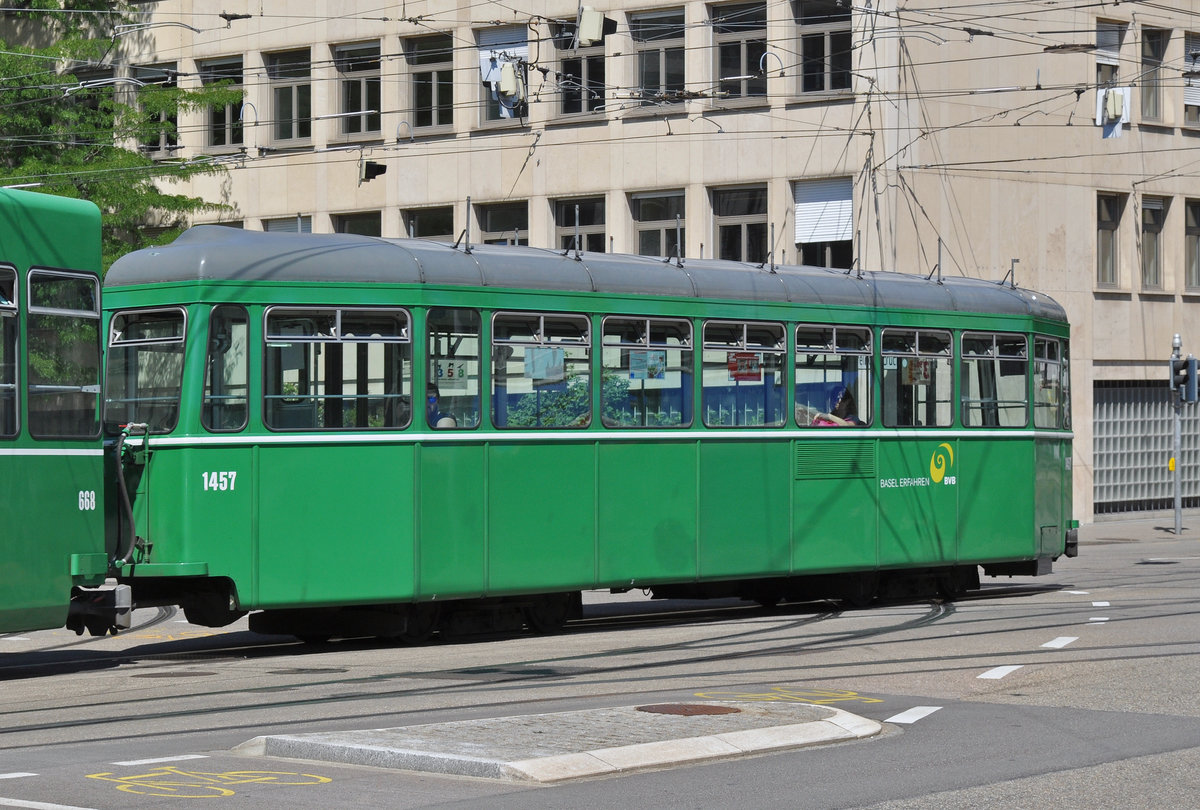 Der B 1457 wird nicht mehr lange im Linieneinsatz stehen. Dann wird der Anhänger, wie schon diverse vor ihm bei der Firma Thommen abgebrochen. Die Aufnahme bei der Haltestelle Dreirosenbrücke stammt vom 23.06.2016.