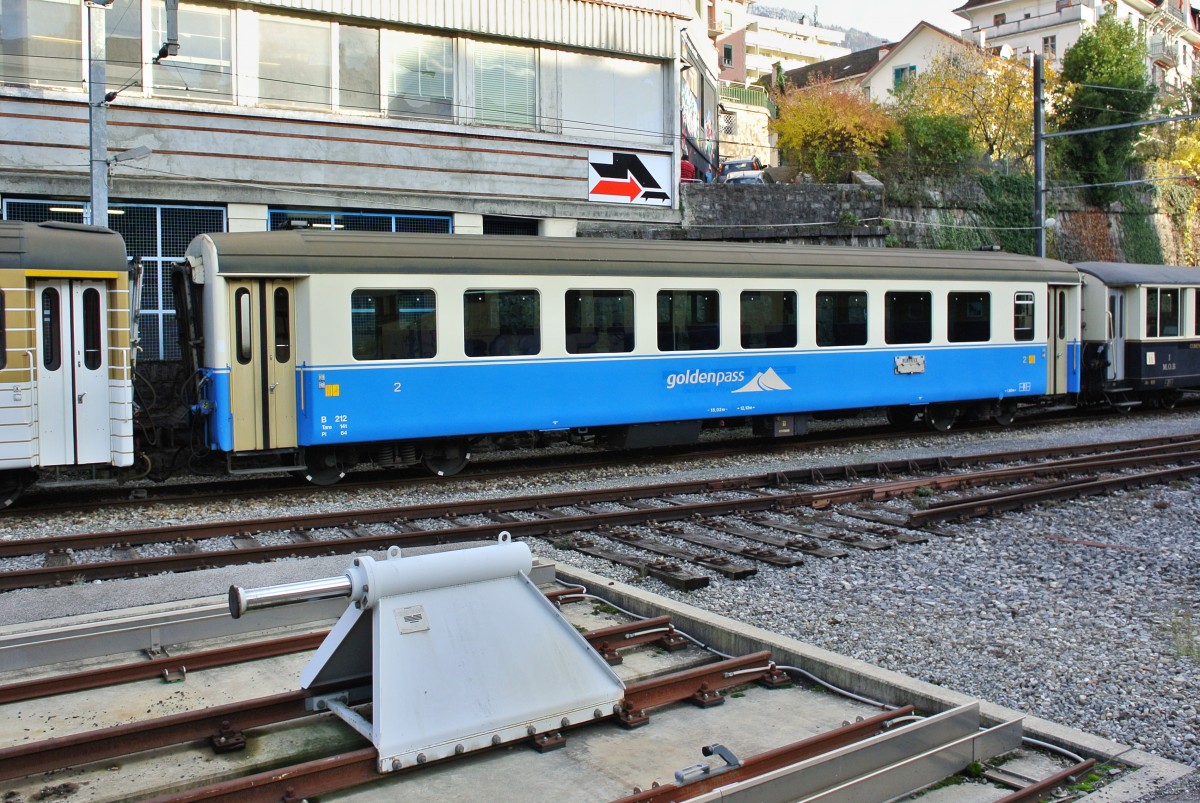 Der B 212 welcher noch die schöne Blau/Creme Lackierung hat abgestellt in Montreux. Leider wird auch dieser Wagen schon bald umlackiert..., 24.11.2013.