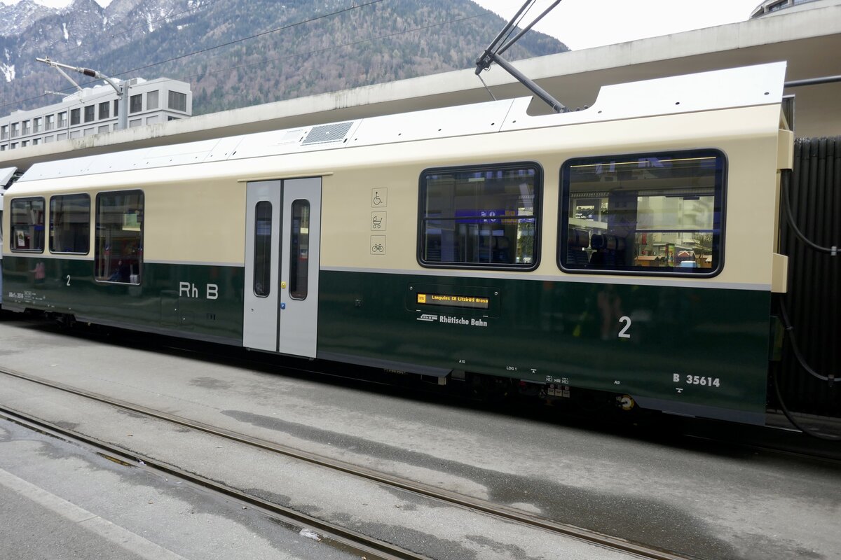 Der B 35614 vom ABe 8/12 3514 im RhB Stammnetz Design von früher am 26.12.23 auf dem Bahnhofplatz Chur.