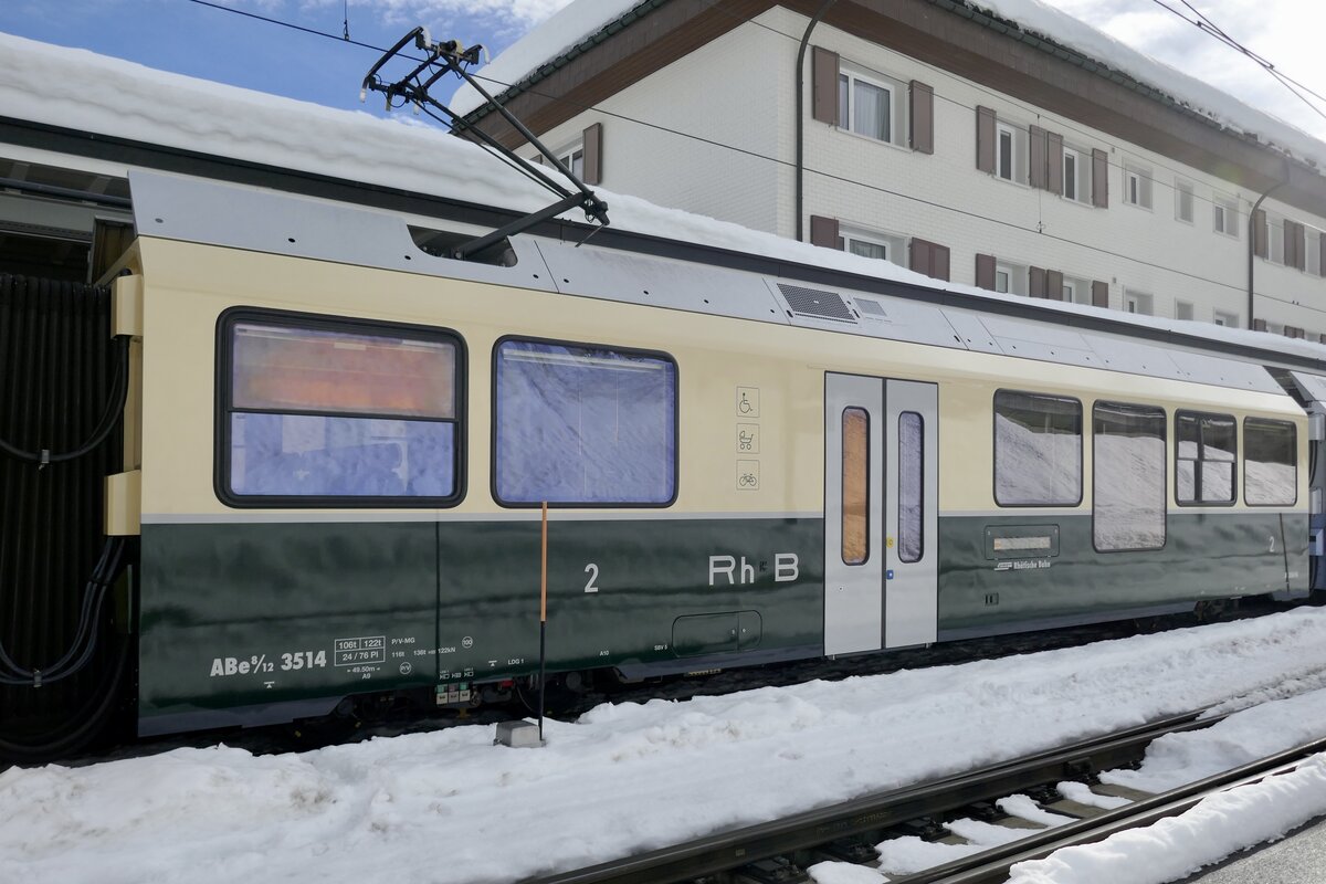 Der B 35614 im RhB Stammnetz-Design bevor man mit der Bernina- und Arosabahn Fusioniert hat am 26.12.23 im Bahnhof Arosa.