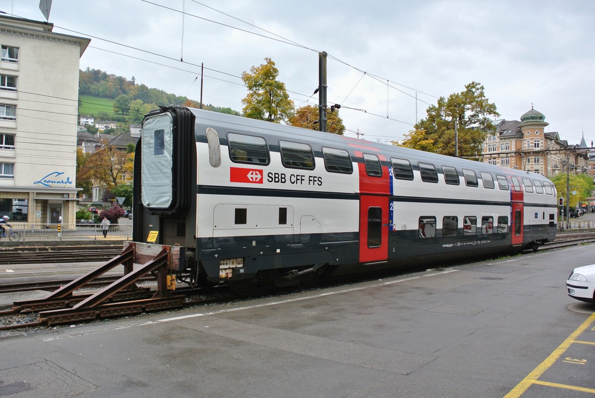 Der B 50 85 26-94 133-3 steht abgestellt hinter dem Bahnhof St. Gallen, 20.10.2013.