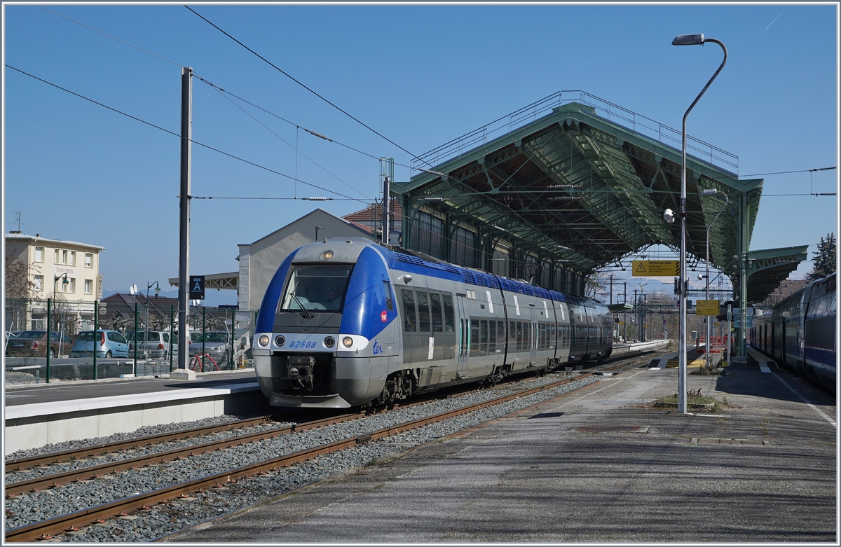 Der B 82608/607 verlässt als TER 84774 den Bahnhof Evian les Bains in Richtung Lyon Part-Dieu. Obwohl schon fast seit siebzig Jahren keine planmässigen Reisezüge von und nach Bouveret fuhren, zeigt sich der Bahnhof weiterhin als Durchgangsbahnhof; so bin ich dieses Mal mit dem TGV in Evian angekommen, doch die letzte Bahnfahrt nach Evain genoss ich von Bouveret kommend an Bord eines Dampfzuges. Und so bleibt die Wiedereröffnung der Strecken Richtung Schweiz weiterhin ein aktuelles Thema.

23. März 2019