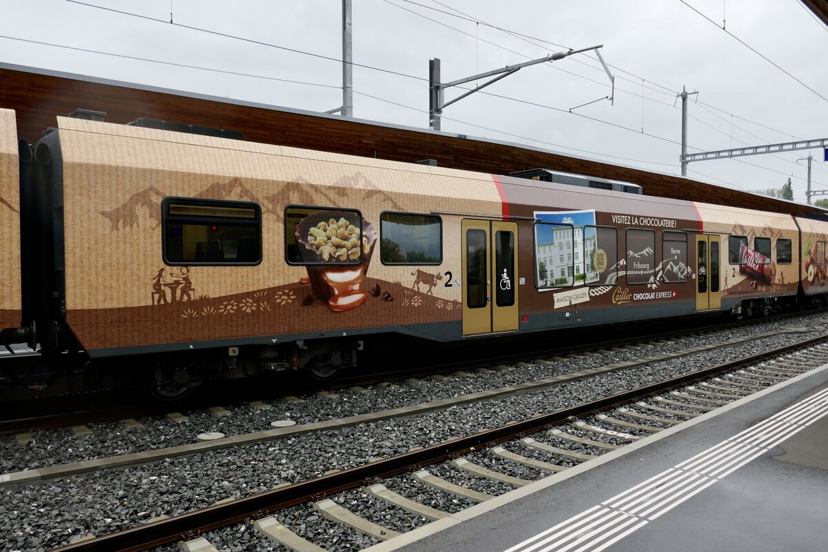 Der B Inova 139-9 mit der  ChocolatExpress  Vollwerbung am 28.8.23 im Bhf von Bulle.