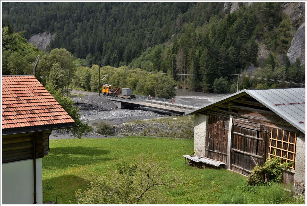 Der Bahndienst wird tätig. Nachdem die Carrerabachbrücke teilweise überflutet wurde, wird jetzt ein Baucontainer mit dem Te 2/2 81 gebracht. (09.08.2017)