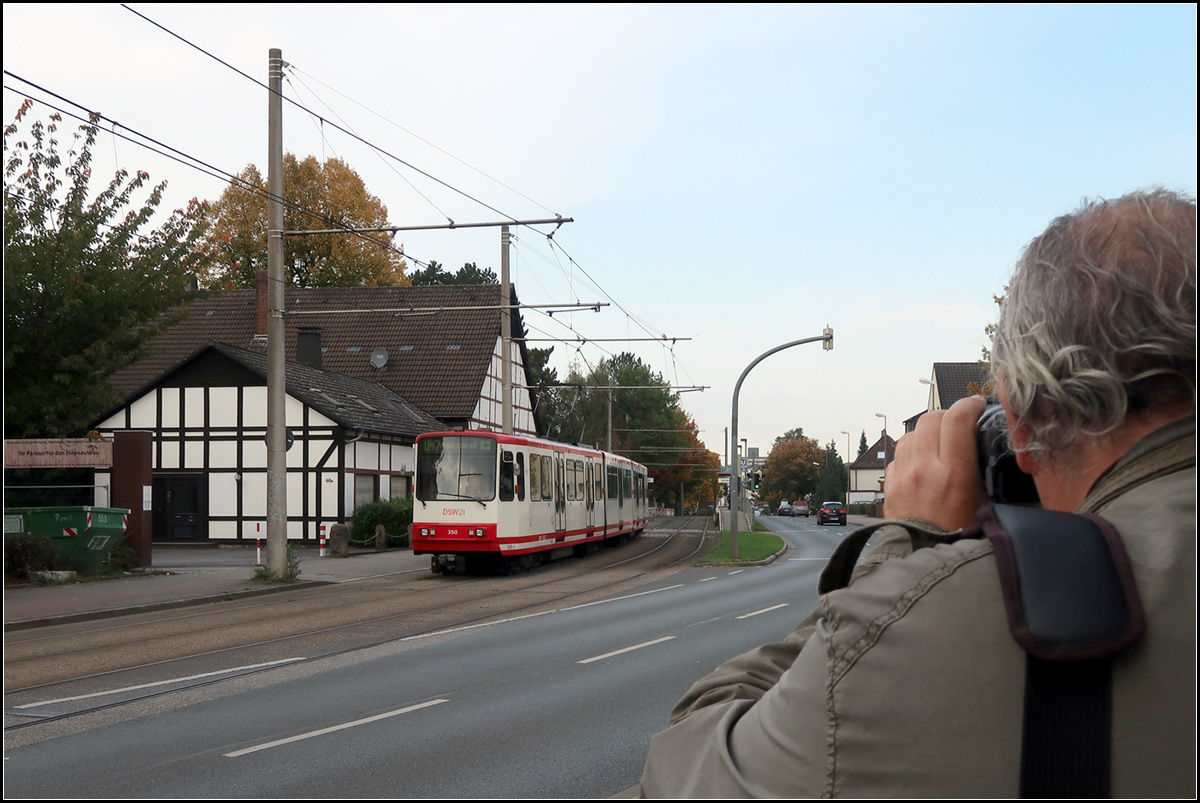 Der Bahnfotograf, sein Sujet und dies mit Ambiente - 

Horst, ein Stadtbahnwagen B und ein Fachwerkhaus an der Haltestelle Schürbankstraße in Dortmund Aplerbeck.

15.10.2019 (M)


