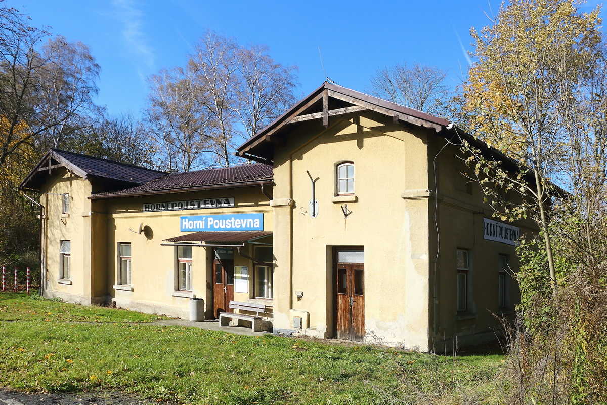Der Bahnhof / der Haltepunkt Horní Poustevna. Horní Poustevna ist ein Ortsteil von Dolní Poustevna im Bezirk Děčín. Hier verlaufen die Bahnstrecke Rumburk – Sebnitz. Gefunden am 23. Oktober 2021.