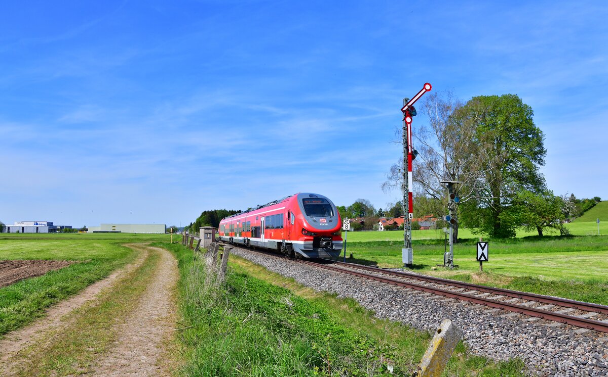 Der Bahnhof Bad Grönenbach im Landkreis Unterallgäu wird immer noch mit Formsignalen betrieben. Von Oberstdorf kommend passierte 633 031 am 02.05.2026 das südliche Einfahrsignal als RE 3696 zur Fahrt nach Ulm Hbf.