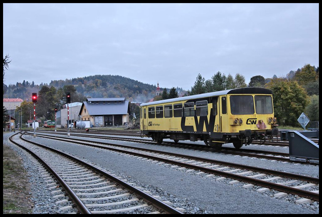 Der Bahnhof Becov nad Teplou wurde in letzter Zeit komplett im Gleis- und Bahnsteig Bereich modernisiert. Geblieben ist der alte dreiständige Lokschuppen und die Drehscheibe im Hintergrund. GW Train Regio nutzt heute das Areal. Auch der gelbe Triebwagen Beiwagen gehört der Firma. Die Aufnahme entstand am 17.10.2021 bei einem privaten Aufenthalt in Becov nad Teplou.