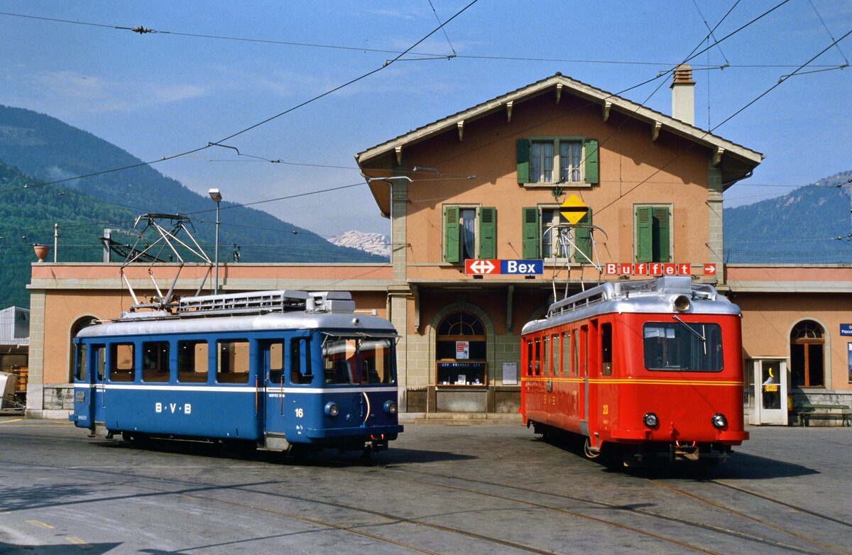 Der Bahnhof Bex der Bex-Villars-Bretaye-Bahn ist immer noch so vorhanden wie auf dem Foto. Nur leider sind nun neuere ETs eingesetzt.
Datum: 19.05.1986