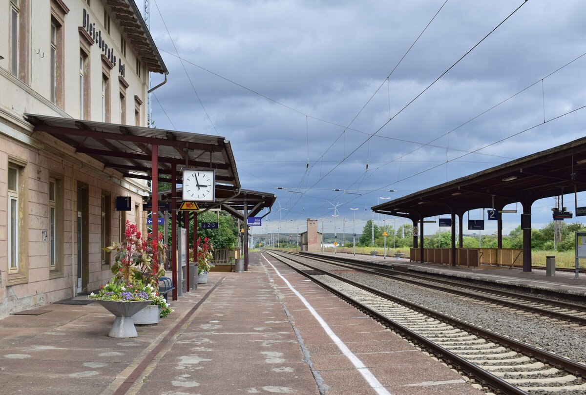 Der Bahnhof Bleicherode Ost lädt mit deinem gepflegten Erscheinungsbild und den bunten Blumentöpfen zum verweilen ein. 

Bleicherode Ost 16.08.2021