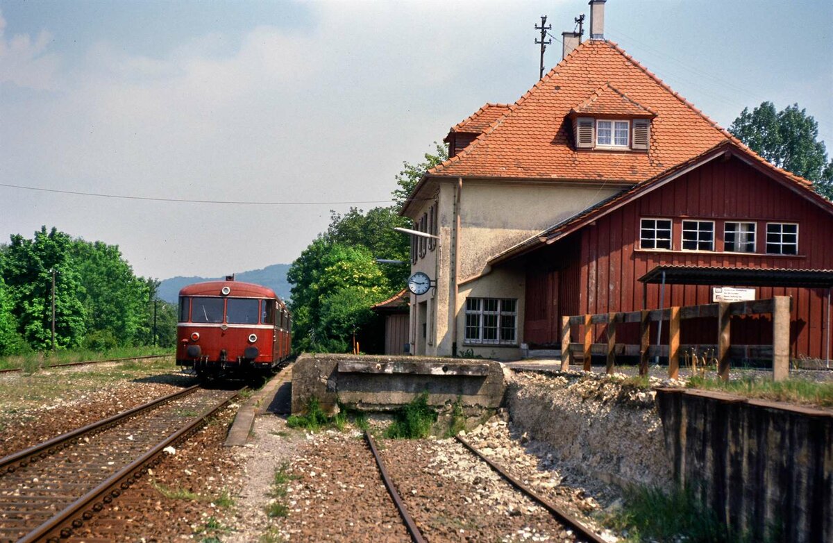 Der Bahnhof Boll hatte seinen Charakter als Bahnhof einer Nebenbahn der DB noch erhalten, und die Uerdinger Schienenbusse waren hier am richtigen Ort.
Datum: 01.03.1985