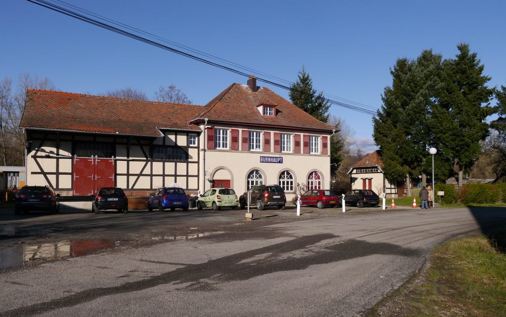 Der Bahnhof Burnhaupt ist heute das betriebliche Zentrum der Dollertalbahn im Oberelsass, die vom Verein TTDA (Train-Thur-Doller-Alsace)als Museumstrecke betrieben wird. Er stammt aus den 1920er-Jahren, nachdem der ursprüngliche Bahnhof bei einer französischen Offensive im ersten Weltkrieg zerstört worden war.
 2013-12-08 Burnhaupt