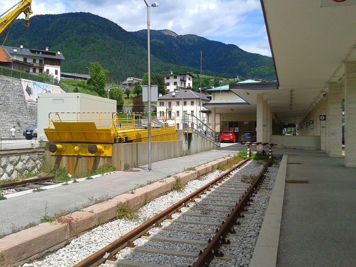 Der Bahnhof Calalzo-Pieve di Cadore-Cortina hat leider viel von seinem Verkehr verloren. Seit dem Fahrplan 2014 wurden z.B. alle durchgehenden Züge nach Padova großteils ersatzlos gestrichen, zurück blieben nur noch die Verbindungen mit Umsteigezwang in Belluno. Hier links auf dem Bild zu sehen ist die frühere Verladerampe für den Autoreisezug nach Rom, der leider auch vor ein paar Jahren mit allen anderen Autoreisezügen der FS gestrichen wurde. So verkehrt auf der Strecke Belluno - Calalzo-Pieve di Cadore-Cortina kein einziger lokbespannter Zug mehr, unterwegs sind nur noch ALn 668 in Doppeltraktion. (25.5.2015)