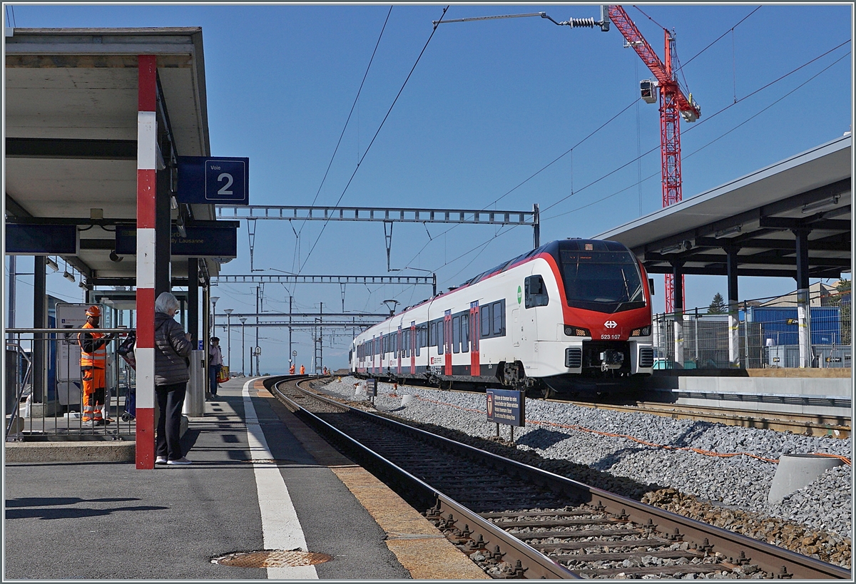 Der Bahnhof von Cully wird umgebaut, um im Regionalverkehr in Richtung Lausanne künftig den Viertelstunden Takt anzubieten. Seit heute ist das nach Norden verschwenkte Gleis 1 wieder in Betrieb und passend mit den einfahrenden SBB Flirt 3 RABe 523 107 und 109 als S 5 24535 nach Aigle bestückt. 

1. April 2021