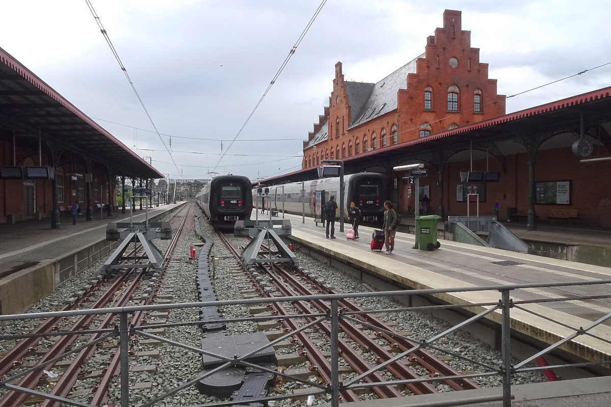Der Bahnhof im dänischen Helsingör mit einem X31K  Öresundtag . Die X31K-Züge waren die komfortabelsten Züge auf unserer Reise durch Schweden und Dänemark. Sie waren leise und laufruhig, man hatte genügend Platz, sogar für das Gepäck. 27. August 2021