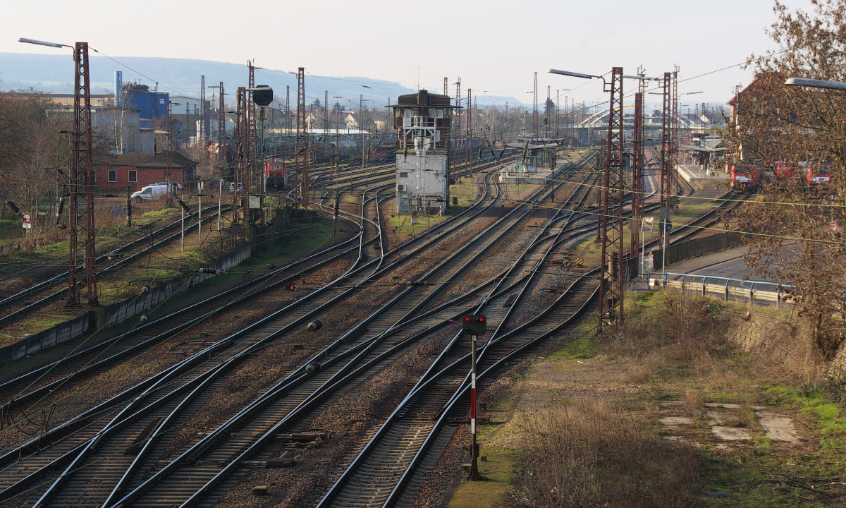Der Bahnhof Dillingen Saar besitzt noch viele Gleisanlagen und ist Drehscheibe im Güter- und Personenverkehr. Im Personenverkehr dient Dillingen als Bahnknoten der Niedtalbahn (Strecke 3212) und der Saarstrecke (3230) von Saarbrücken nach Karthaus (Trier). In Dillingen halten alle Regionalbahnen und Regionalexpresszüge.
Noch wichtiger ist der Güterverkehr. Wichtige Güterkunden vor Ort sind die Dillinger Hütte, die Ford Werke Saarlouis, das Industriegebiet Röderberg (Strecken 3210 + 3216), der Hafen Saarlouis/Dillingen und die Spedition Puhl, die über den Anschluss Katzenschwänz bedient wird. Außerdem fahren noch Güterzüge mit Coils, die in Dillingen auf Diesel umgespannt werden, über die Primstalbahn (Strecke 3211)zur Firma Meiser in Schmelz-Limbach. 27.02.2016