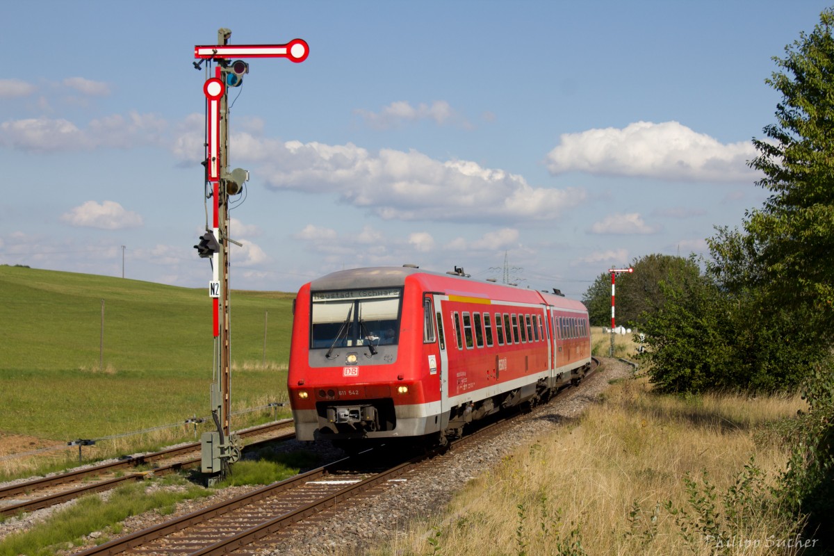 Der Bahnhof Döggingen an der hinteren Höllentalbahn ist noch komplett mit mechanischer Stellwerkstechnik ausgestattet. Hier passiert 611 542 als RE22313 nach Neustadt (Schw.) gerade die östlichen Ausfahrsignale. Aufgenommen am 10.09.2015