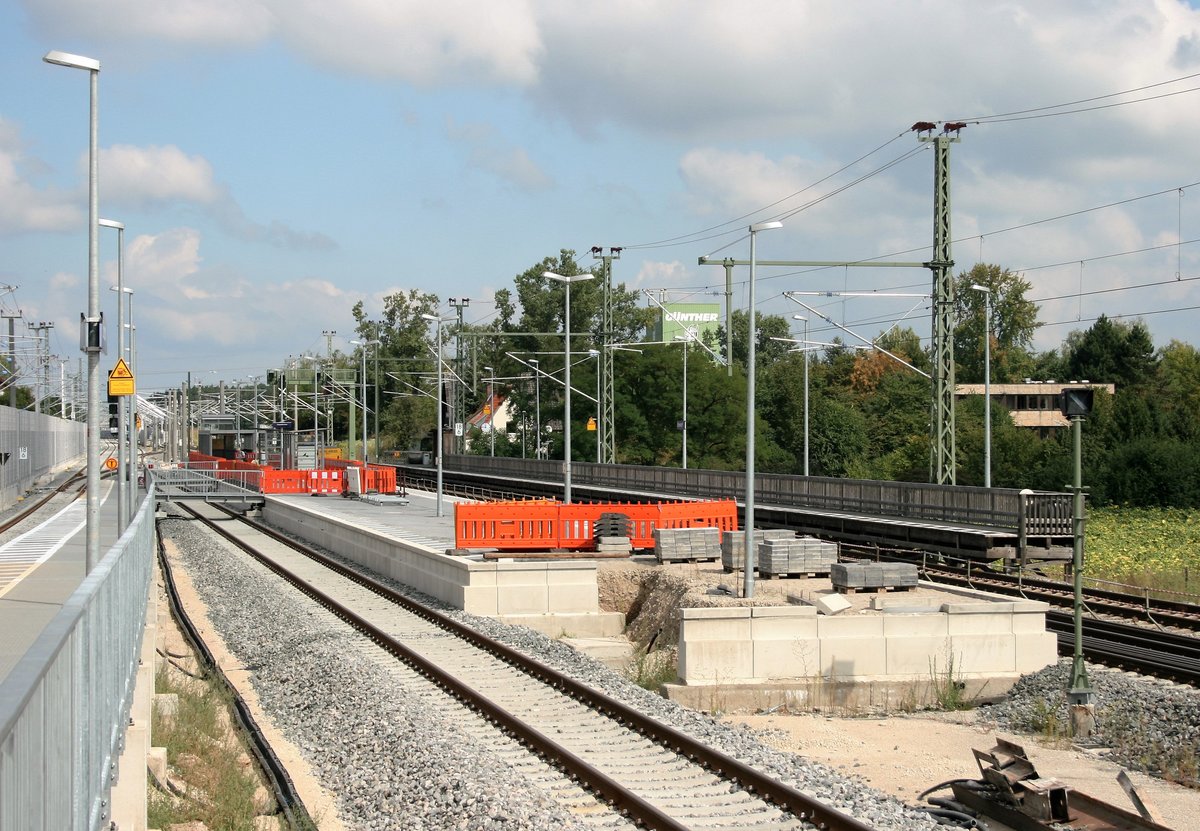 Der Bahnhof Eltersdorf, wie er sich im Bauzustand seit dem 15.08.2016 präsentiert: Mittig der Bahnsteig zwischen den zukünftigen und momentan nicht befahrenen S-Bahn-Gleisen, links und rechts an den außen liegenden Fernbahngleisen die provisorischen Bahnsteige, die bis zum Abschluss des viergleisigen Ausbaus zwischen Eltersdorf und Fürth in Betrieb bleiben werden (06.09.2016).
