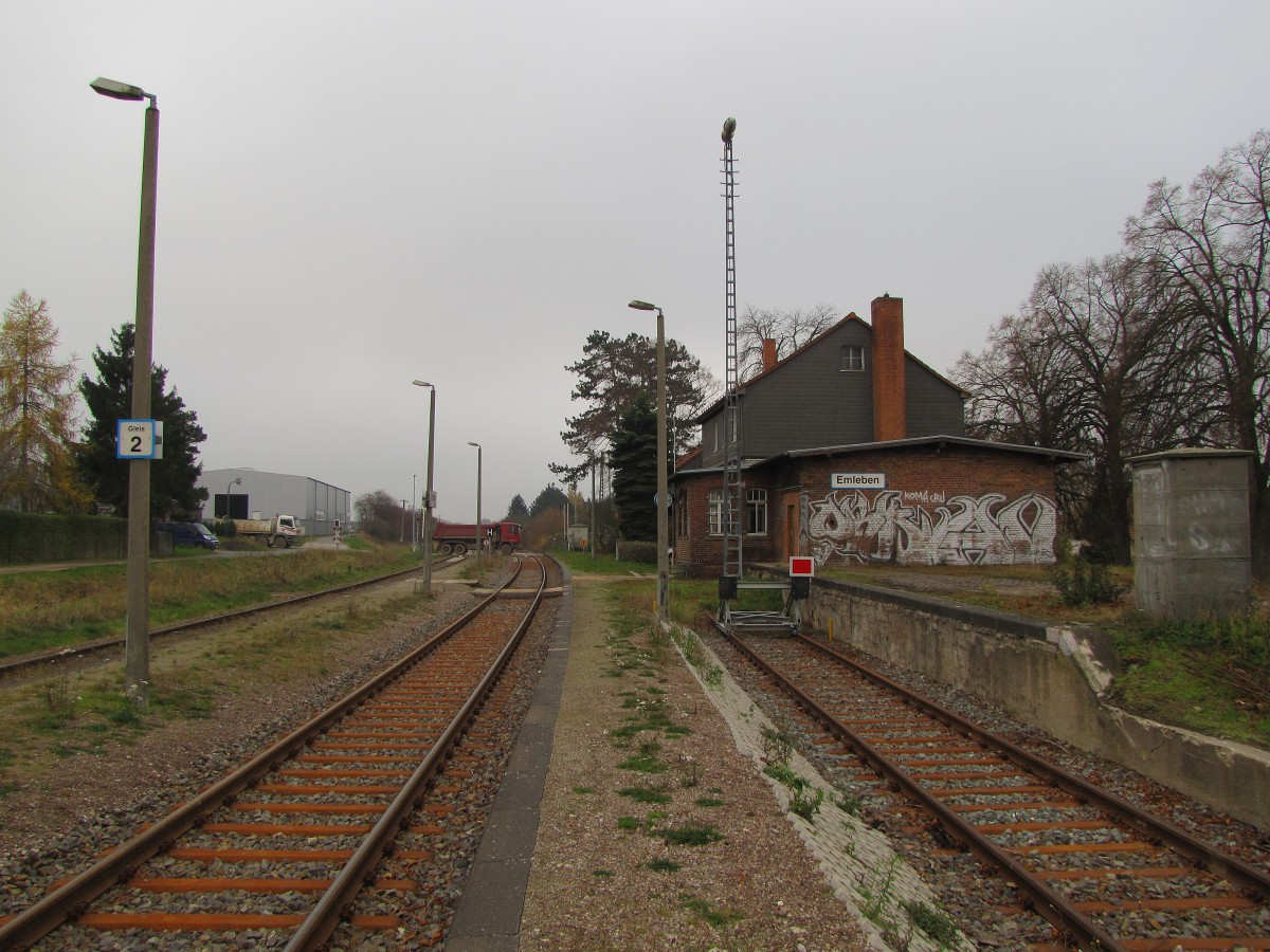 Der Bahnhof Emleben, der leider nur noch von Gterzgen angefahren wird, am 15.11.2013. 