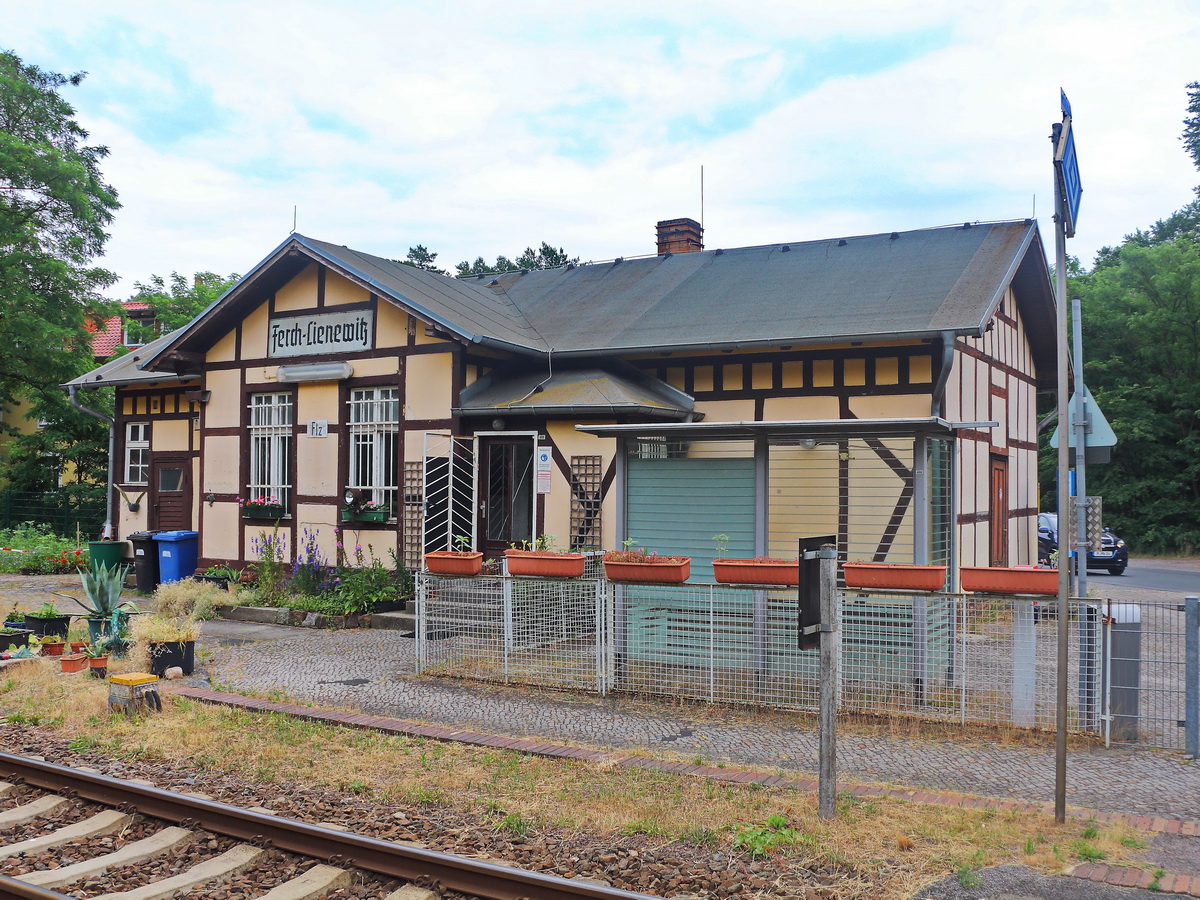 Der Bahnhof Ferch-Lienewitz ist ein Bahnhof in der Gemeinde Schwielowsee im Bezirk Potsdam-Mittelmark, Brandenburg.
Der Bahnhof aus dem Jahr 1908 ist längst geschlossen und es sollen z.Z. weniger als 50 Fahrgäste pro Tag den Haltepunkt nutzen. 

Gesehen am 23. Juni 2021.
