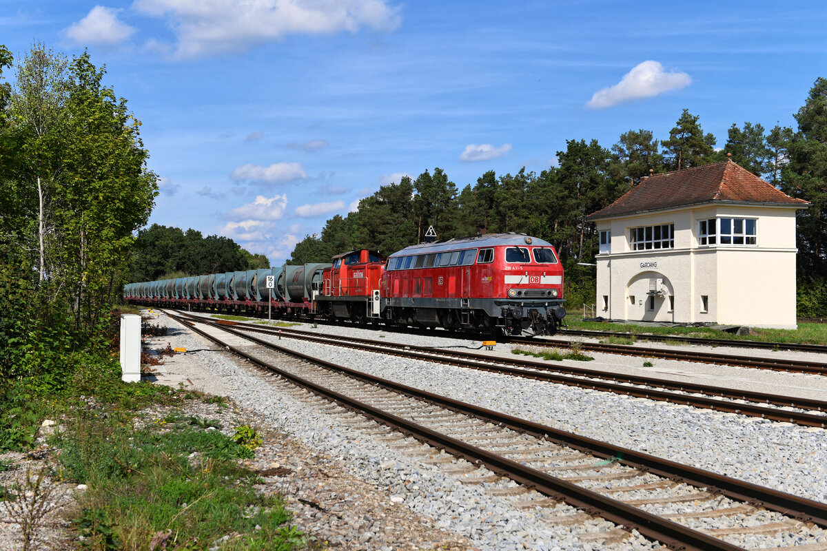 Der Bahnhof Garching an der Alz hat durch die Neugestaltung aus Sicht eines Fotografen viel an Attraktivität verloren. Positiv ist allerdings, dass das an der nördlichen Bahnhofsausfahrt gelegene Stellwerk erstens erhalten blieb und zweitens sogar einen frischen Anstrich erhalten hat. Am 12. September 2022 konnte ich dort die 218 431 vor der 294 768 und dem Müllzug EZK 54087 nach Freilassing aufnehmen. Aufgrund der befristeten Herabsetzung der Streckenklasse mussten die planmäßig vorgesehenen Class Loks ersetzt werden.   