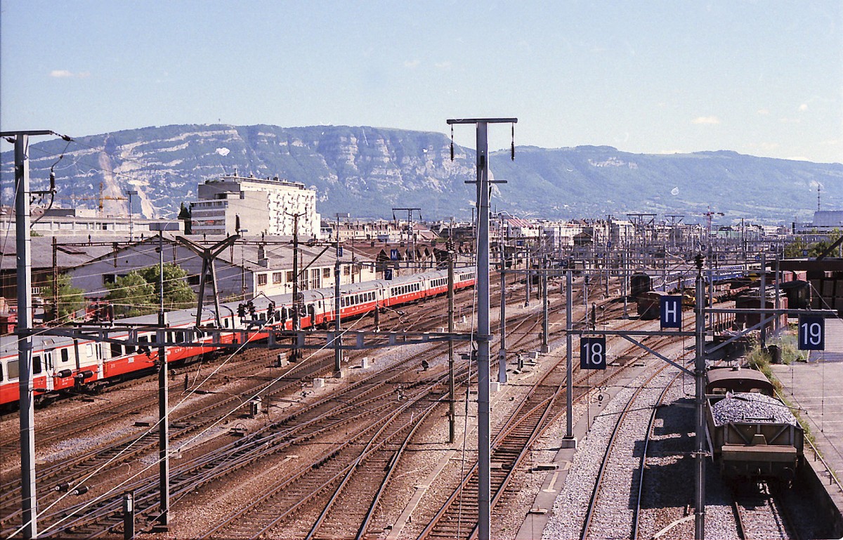 Der Bahnhof in Genf (Genève) von der Avenue de France aus gesehen. Aufnahme: Juli 1984 (digitalisiertes Negativfoto).