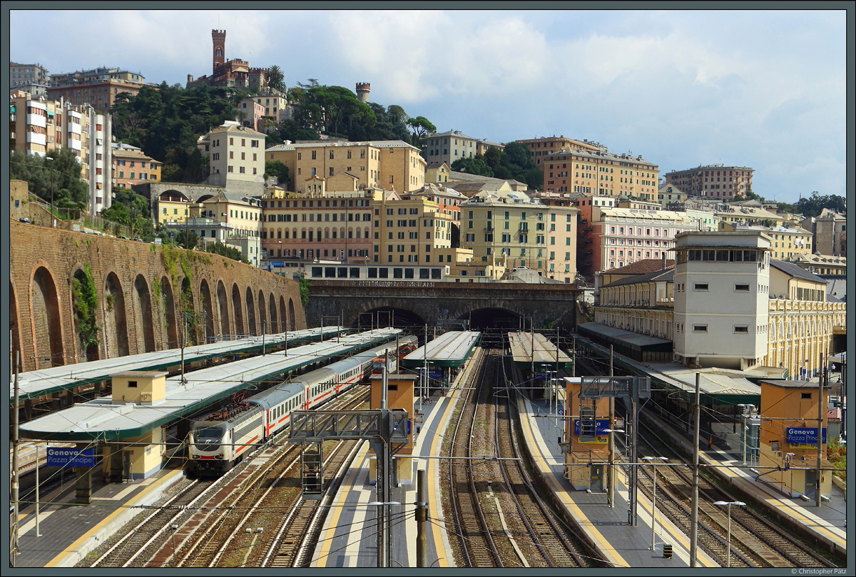 Der Bahnhof Genova Piazza Principe liegt nordwestlich des Stadtzentrums von Genua zwischen zwei Tunneln. Gerade hält E 402 173 mit IC 745/746 Ventimiglia - Genua - Mailand im Bahnhof. (22.09.2018)