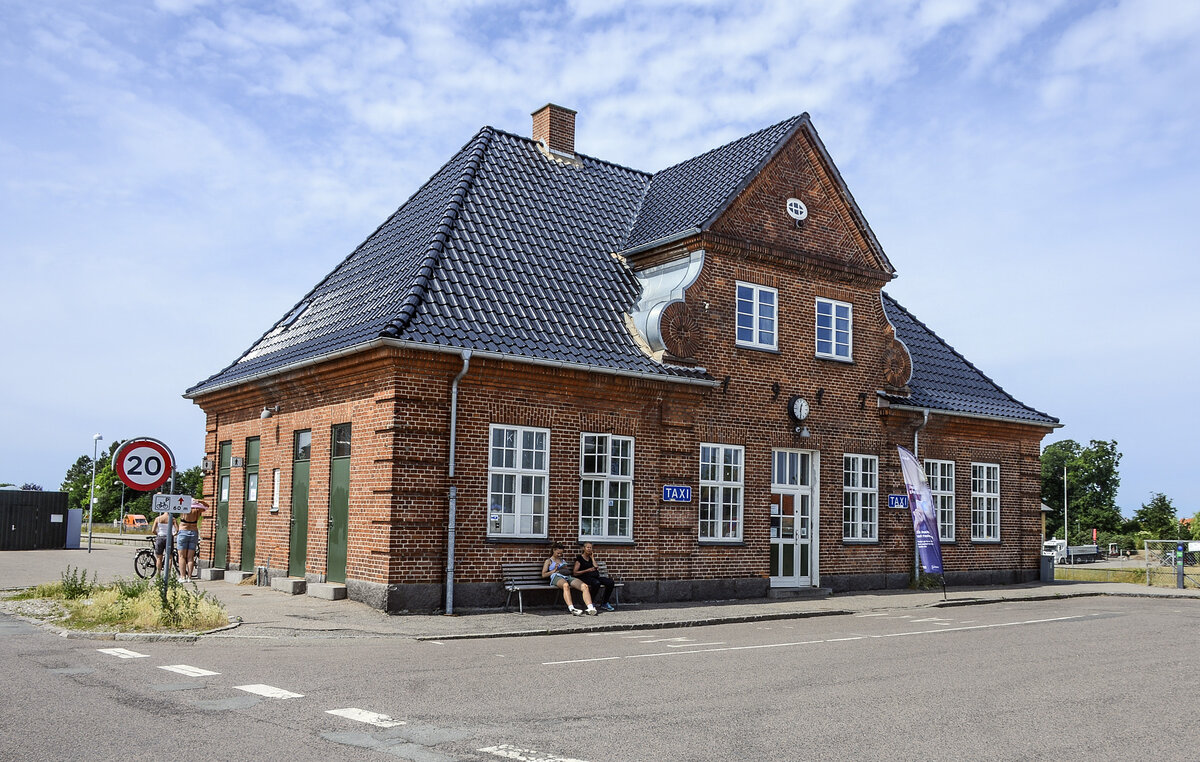 Der Bahnhof in Gilleleje vom Gilleleje Stationsvej aus gesehen. Aufnahme: 23. Juni 2023.