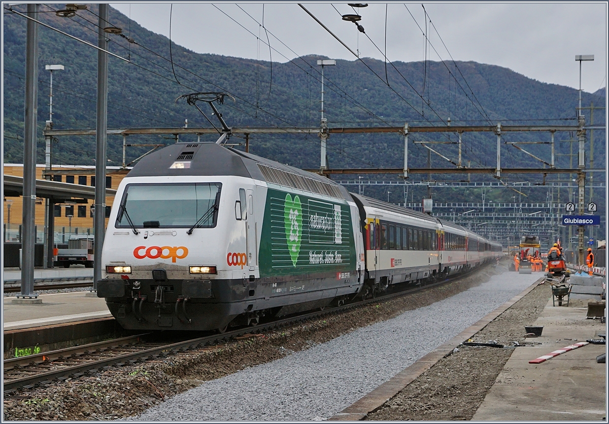 Der Bahnhof von Giubiasco wird für den Anschluss des Monte-Ceneri Basis-Tunnel umgebaut, und so will die SBB Re 460 001-1 Coop-Pro Natura mit ihrem IC nach Zürich nicht so recht in die staubige Baulandschaft passen.
1. Okt. 2018