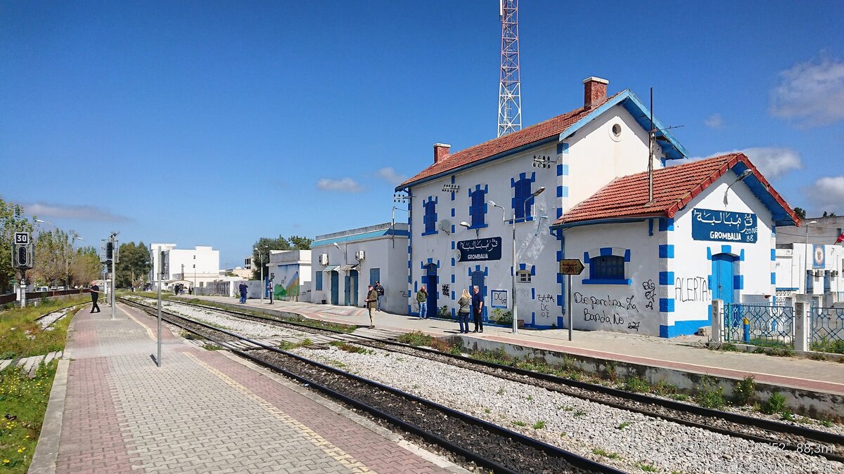 Der Bahnhof Grombalia liegt an der Strecke Tunis - Suosse oder Nabeul. Die Spurweite beträgt  1000m wie alle von Tunis nach Süden gehenden Strecken. Aufnahme vom 15.3.2020