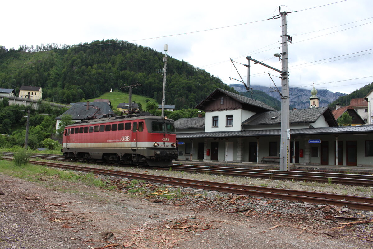 Der Bahnhof Großreifling besitz zwar noch sein prächtiges Aufnahmegebäude ist allerdings kein Personenzughalt mehr. Am 25.6.2021 steht die 1142 639 als SLZ18100 von Selzthal nach Weißenbach-St.Gallen in Großreifling und wartet auf die Weiterfahrt.