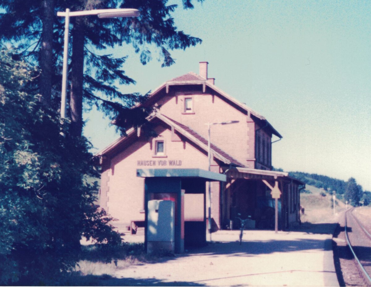 Der Bahnhof Hausen vor Wald 1986 mit Fahrscheinautomat in der Schirmhalle mit Sitzbank. Hausen vor Wald war damals bereits unbesetzter Haltepunkt.