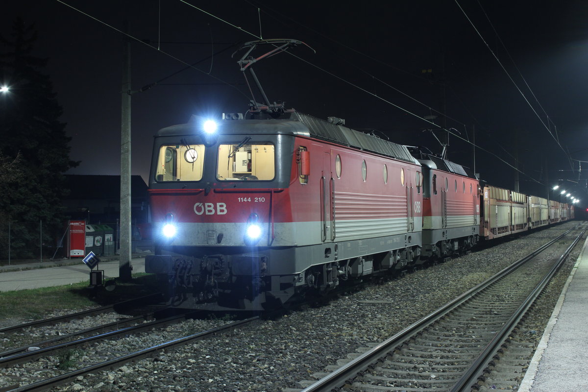 Der Bahnhof Himberg ist berüchtigt für lange Wartezeiten bei Güterzügen die in Wien Kledering eine Ablöse haben.
Der knapp 400 Minuten verspätete GAG49416 mit 1144 210 und 1144 105 steht am 5.12.2019 im Bahnhof Himberg und wartet auf die Weiterfahrt.
