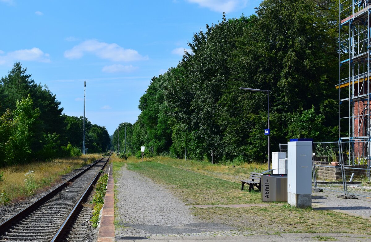 Der Bahnhof Hitzacker ist heute nur noch Haltepunkt bzw Blockstelle. Es lässt sich gut erkennen wo einst das Gleis 1 lag. 

Hitzacker 30.07.2021