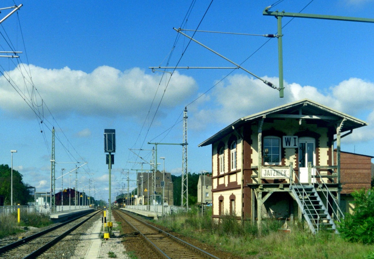 Der Bahnhof Jatznick (Strecke Berlin–Stralsund und Abzweig nach Ueckermnde) mit dem im April 2005 auer Betrieb gegangenen Stellwerk  W1  und neuen Auenbahnsteigen, aufgenommen am 04.10.2005 vom Bahnbergang der Bundesstrae 109