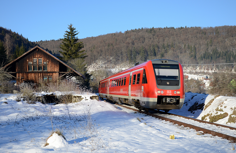 Der Bahnhof Kaiseringen an der Zollernalbbahn wurde in den 1970er Jahren aufgelassen. 612 109 fährt als IRE 3253 nach Aulendorf am 5. Januar 2015 an den Resten des alten Güterschuppens vorbei.