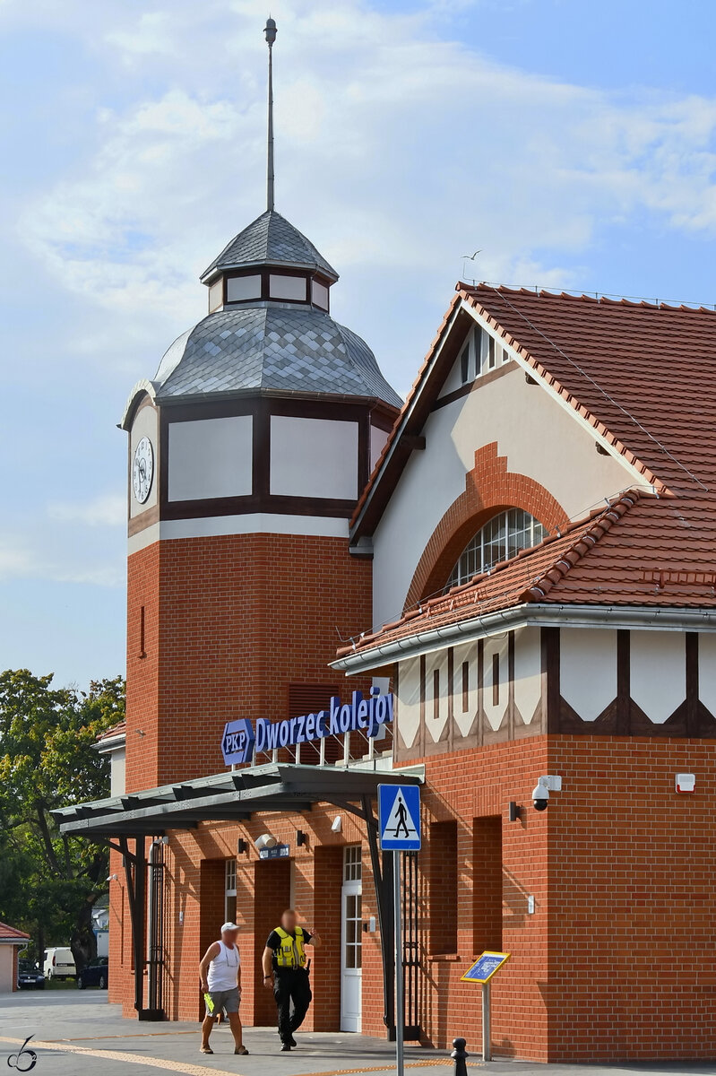Der Bahnhof Kołobrzeg (Kolberg) wurde ursprünglich 1859 eröffnet. Im Bild zu sehen ist der im Jahr 1905 errichtete und nach 1945 restaurierte Neubau des Empfangsgebäudes. (September 2024)