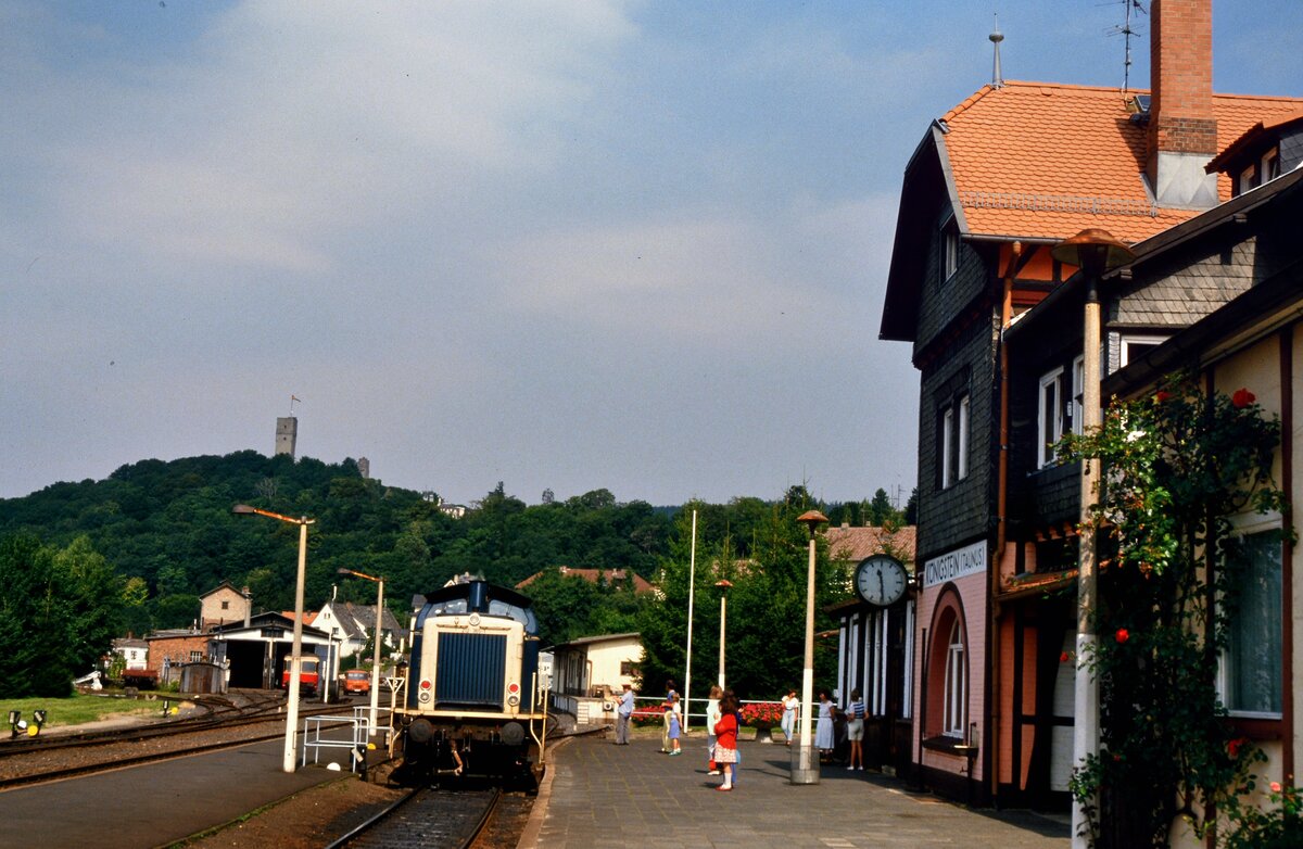 Der Bahnhof Königstein wirkte am 22.08.1985 wie ein Provinzbahnhof, weit entfernt von allem.
Dass hier die Stadt Frankfurt in unmittelbarer Nähe ist, das war hier zu dieser Zeit wenig zu spüren. Die Diesellok 212 365-1 wurde von der DB für gewisse Zeiten geliehen.