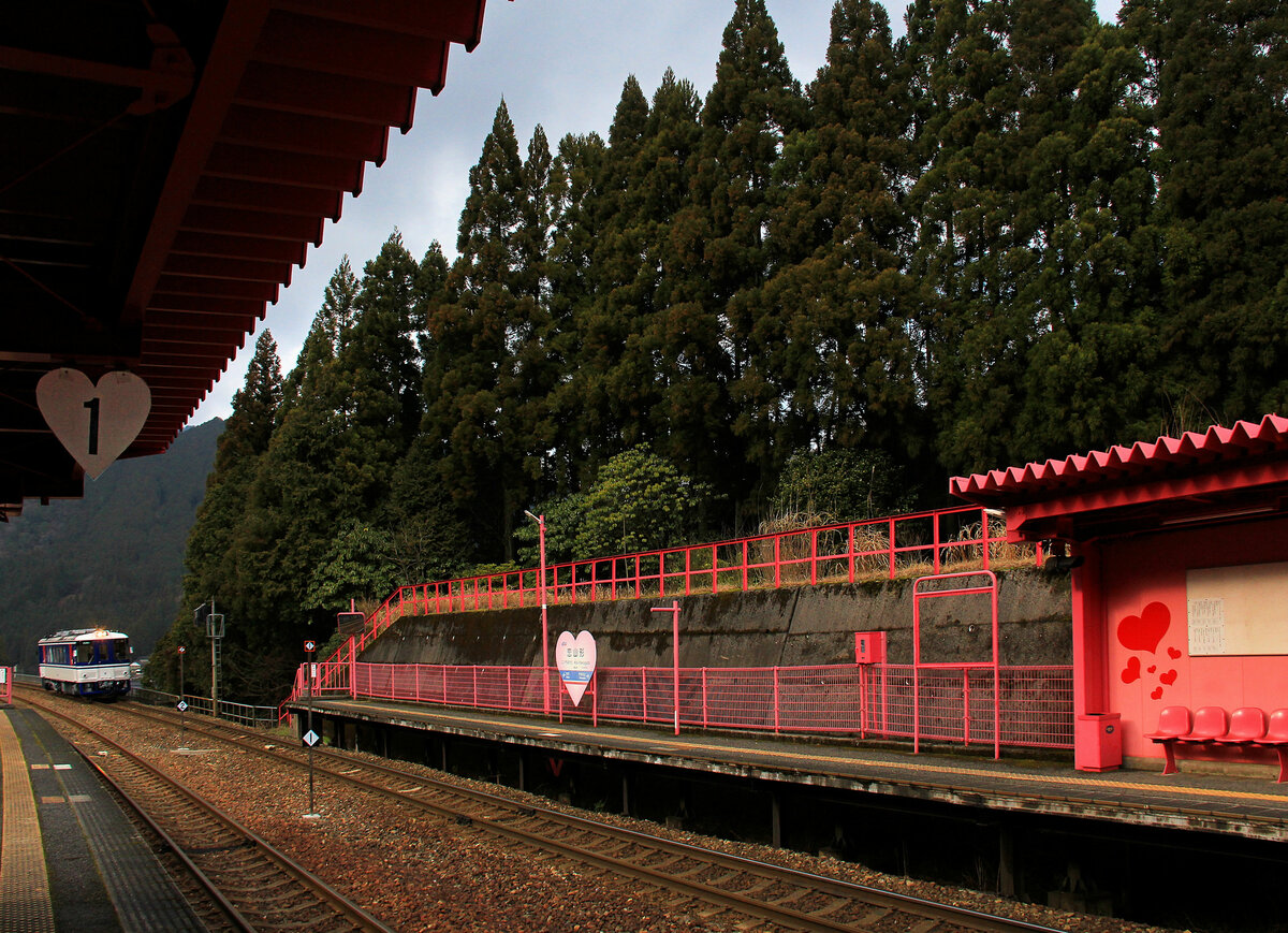 Der Bahnhof Koi Yamagata an der Chizu Kyûkô Privatbahn: Einfahrt des Lokalzug-Triebwagens 3509. Auch die Bahnsteigtafel ist herzförmig. 11.März 2020 