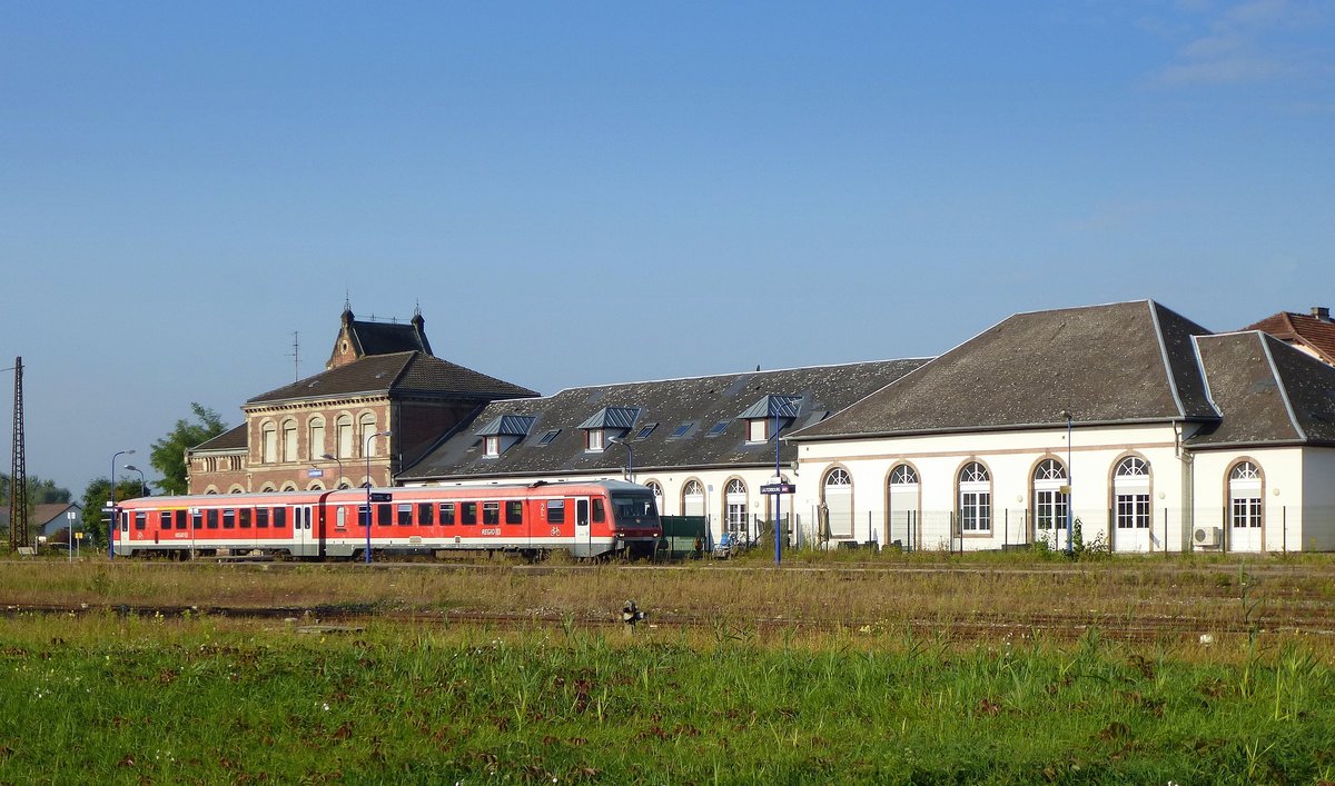 der Bahnhof von Lauterburg (Lauterbourg) im Nordelsaß von der Gleisseite, mit einem Regio-Triebwagen der DB, Sept.2017 
