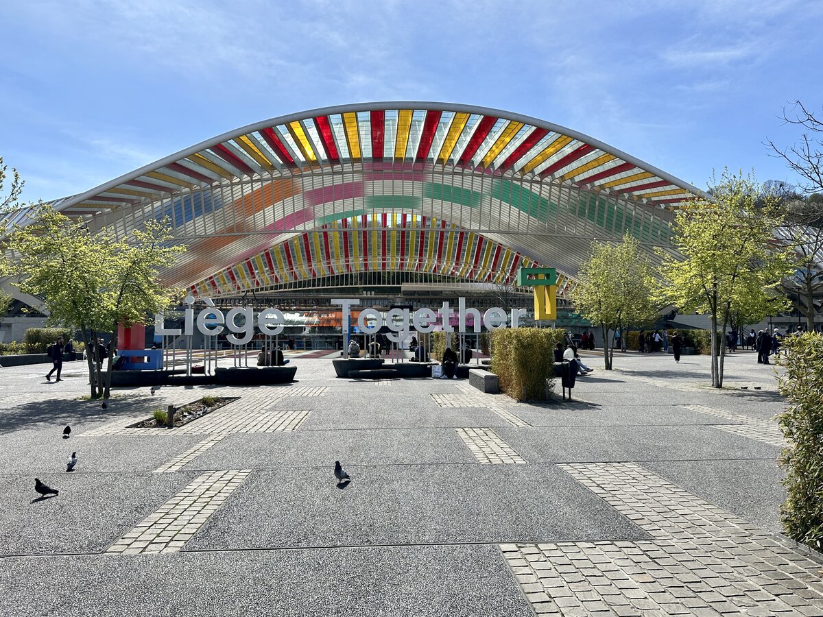 der Bahnhof Liège Guillemins hat zu seiner futuristischen Architektur noch kräftig Farbe bekommen.

Die Bahnhofshalle leuchtet nun innen in grün/lila und orange, die Vordächer sind mit gelb und rot bezogen.

aufgenommen am 19.04.2023 um 15:00 Uhr