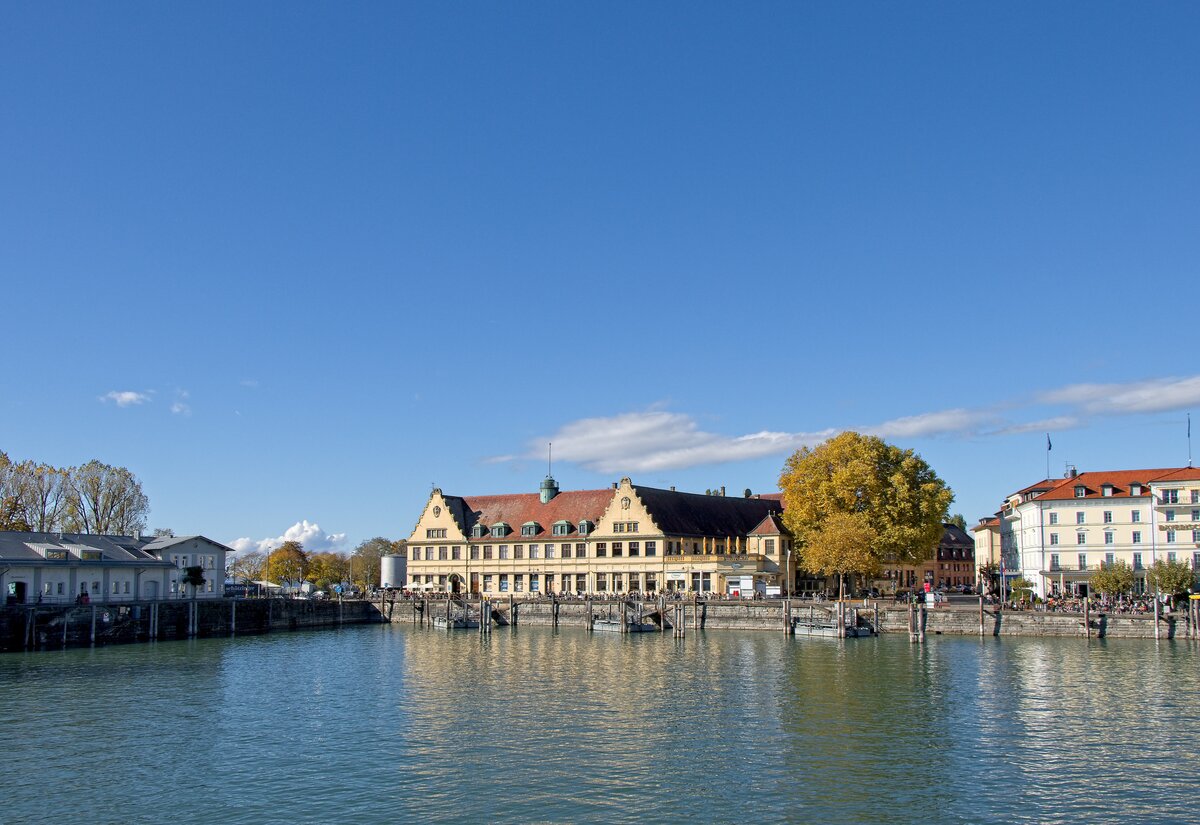 Der Bahnhof Lindau-Insel mit der ehemaligen Eilguthalle vom neuen Leuchtturm aus gesehen (22.10.2022)