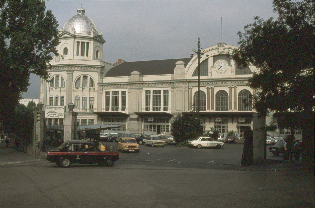 Der Bahnhof Madrid Principe Pio hat zwei Fassaden: Die obere Fassade, hier im Bild, liegt etwa gegenüber dem Palacio Real und wurde in den 20er Jahren des 20. Jahrhunderts gebaut. Hinter der Fassade befanden sich die Fahrkartenschalter. Zu den Zügen gelangte man über Treppen nach unten. Durch den Bau von Madrid Chamartin hat die Estacion del Norte viel von ihrer Bedeutung verloren, nur die Züge nach Galicia fuhren in den 80er Jahren dort ab.
Oktober 1983. Canon AE1, Canoscan, GIMP