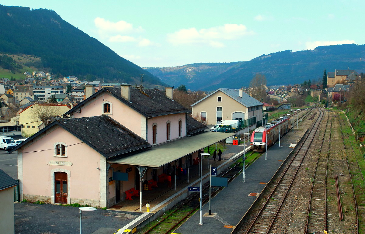 Der Bahnhof Mende an der Querverbindung Le Monastier (Ligne de Causses) - La Bastide (Cevennenbahn) am 03.04.2017, im Hintergrund rückt B 81545/546 aus der Abstellposition zum Bahnsteig vor