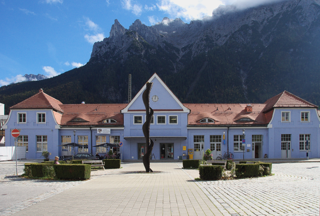 Der Bahnhof Mittenwald. Das Empfangsgebude in Mittenwald wurde auch wie Viele verkauft.
Der rtliche Investor hat das Gebude vorbildlich saniert und betreibt in den Innenrumen ein Reisebro mit DB Agentur, eine Postagentur (weil das Postamt gegenber auch geschlossen wurde) und ein Bistro/Caf.
Whrend er ffnungszeiten der Lden kann auch die Wartehalle benutzt werden.

KBS 960 - Bahnstrecke 5504 Mnchen Hbf. - Mittenwald Grenze (sterreich).
07.10.2013
