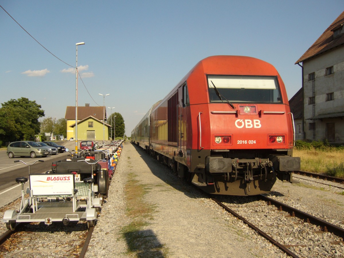 Der Bahnhof von Neckenmarkt Horitschon war eine zeitlang gleich zweifache Endstation, nämlich bis 1.7.2013 für den Personenverkehr der ÖBB aus Richtung Wr. Neustadt kommend, aber auch für den Draisenverkehr zwischen Oberpullendorf und Neckenmarkt Horitschon. Hier werden die Draisinen wieder gewendet. Links aussen auf dem ersten Gleis sieht man eine Railjet Draisine bereit für die Rückfahrt.