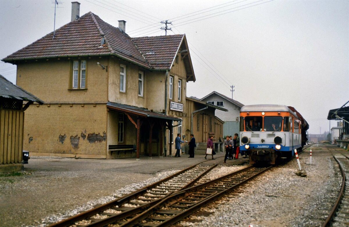 Der Bahnhof Nellingen der WEG-Nebenbahn Amstetten-Laichingen hatte auch schon bessere Tage erlebt. Am 02.11.1984 hielt dort ein Schienenbus- es könnte T30 bzw. T31 WEG gewesen sein. Ich bin dort mitgefahren und der Fahrer wartete überall auf mich, bis ich fotografiert hatte.