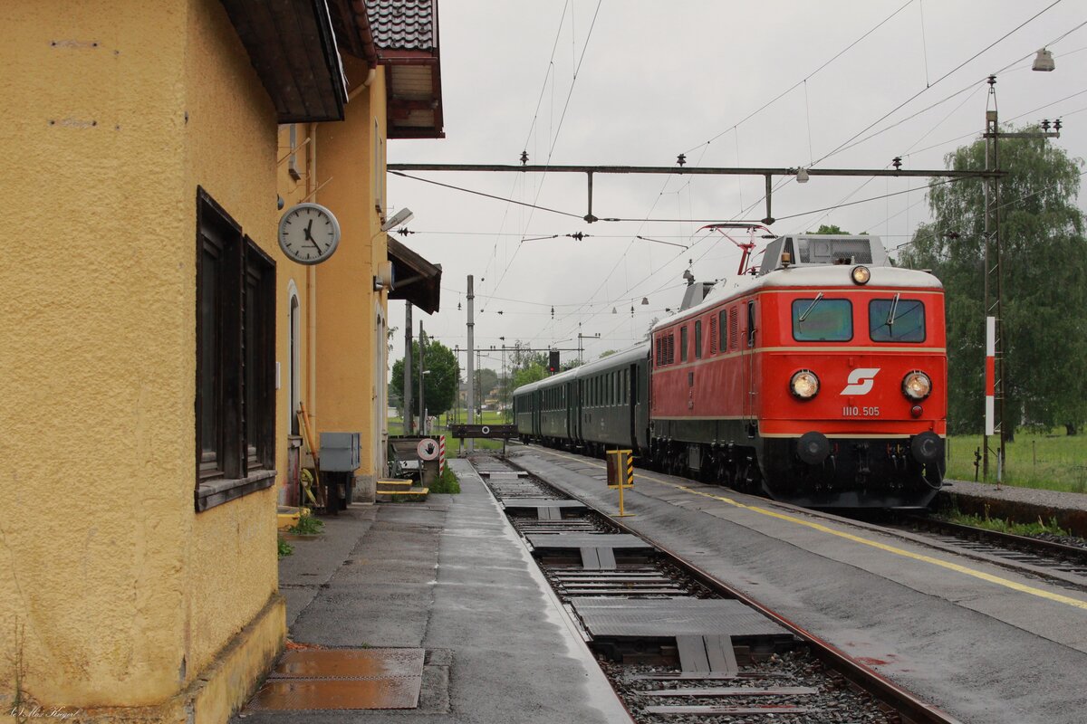 Der Bahnhof Nendeln liegt bereits im Fürstentum Liechtenstein wird allerdings von den ÖBB betrieben.
Die 1110.505 steht hier am 5.5.2025 im passenden Ambiente mit einem kurzen Personenzug am Weg von Feldkirch nach Buchs SG.