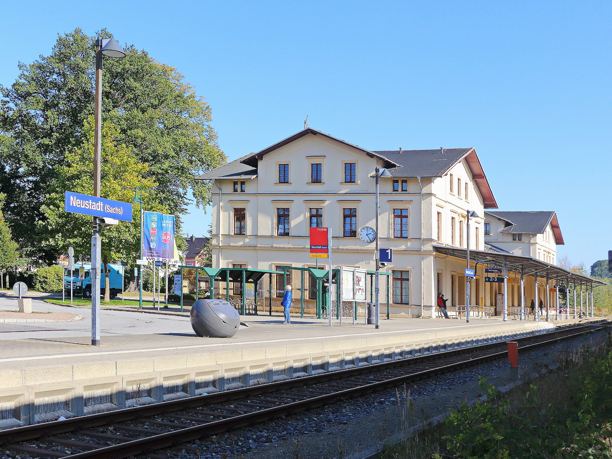 Der Bahnhof Neustadt (Sachs) am 10. Oktober 2021.